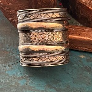 Silver Floral Patterned Bracelet